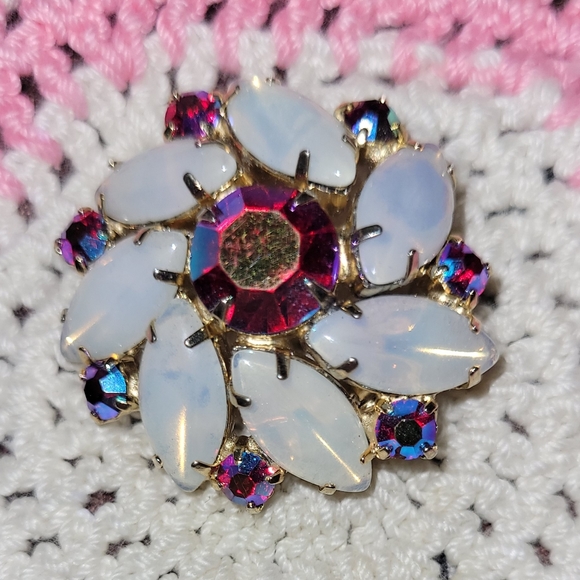 Jewelry - Vintage brooch